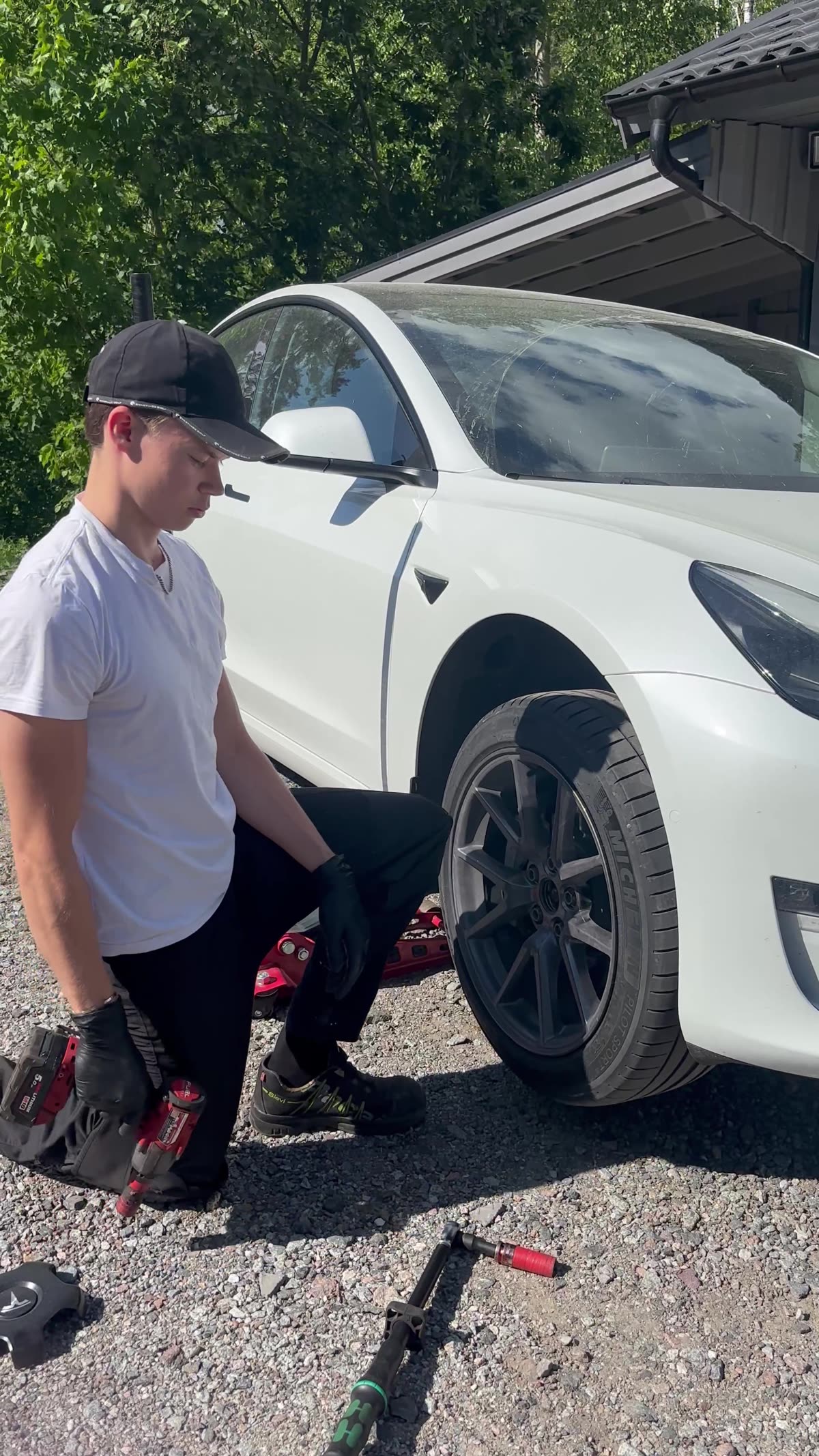 Hjulskifte vid Tesla på kundens uppfart