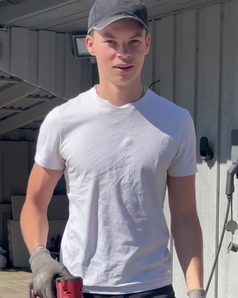 Theo med mutterdragaren