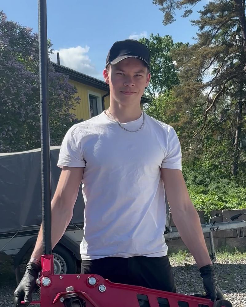 Theo på en uppfart med garagedomkraften